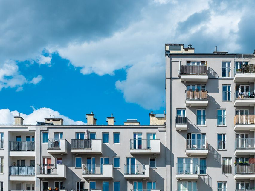 fachada de edificio con nubes de fondo